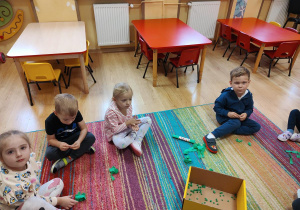 Maja, Marcel, Marysia, Nikodem robią kulki z bibuły