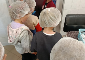 Dzieci na wycieczce w Manufakturze Krówek