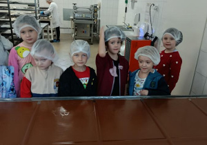 Dzieci na wycieczce w Manufakturze Krówek
