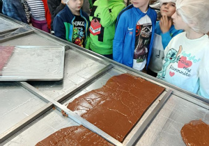 Dzieci na wycieczce w Manufakturze Krówek