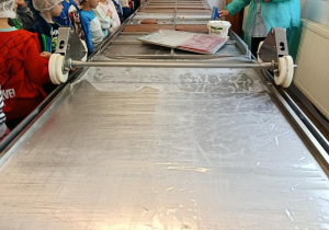 Dzieci na wycieczce w Manufakturze Krówek