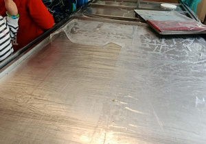 Dzieci na wycieczce w Manufakturze Krówek