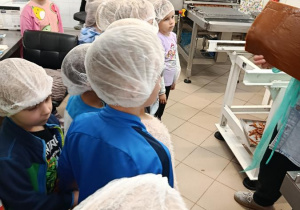 Dzieci na wycieczce w Manufakturze Krówek