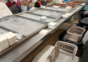 Dzieci na wycieczce w Manufakturze Krówek