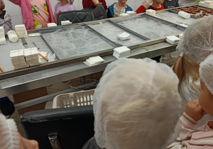 Dzieci na wycieczce w Manufakturze Krówek