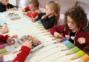 Dzieci na wycieczce w Manufakturze Krówek