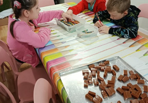 Dzieci na wycieczce w Manufakturze Krówek