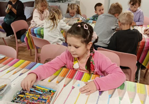 Dzieci na wycieczce w Manufakturze Krówek