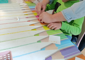 Dzieci na wycieczce w Manufakturze Krówek