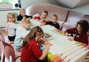 Dzieci na wycieczce w Manufakturze Krówek