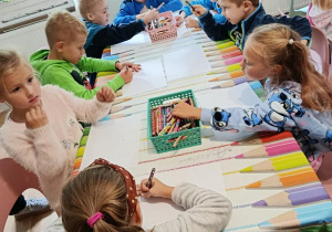 Dzieci na wycieczce w Manufakturze Krówek