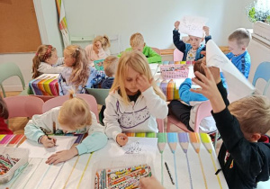 Dzieci na wycieczce w Manufakturze Krówek