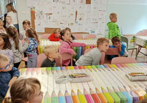 Dzieci na wycieczce w Manufakturze Krówek