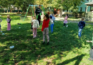dzieci podczas zajęć sportowych