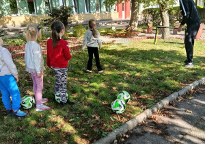 dzieci podczas zajęć sportowych