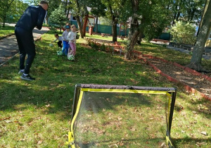 dzieci podczas zajęć sportowych