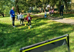 dzieci podczas zajęć sportowych