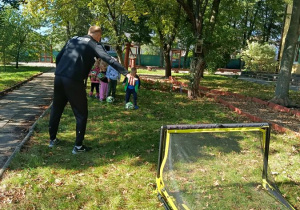 dzieci podczas zajęć sportowych