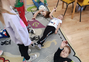 Zabawy matematyczne z kasztanami- utrwalamy pojęcia :nad, obok, z prawej i lewej strony.