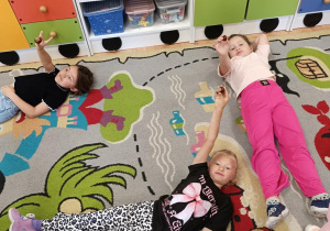 Zabawy matematyczne z kasztanami- utrwalamy pojęcia :nad, obok, z prawej i lewej strony.