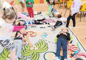 Zabawy matematyczne z kasztanami- utrwalamy pojęcia :nad, obok, z prawej i lewej strony.
