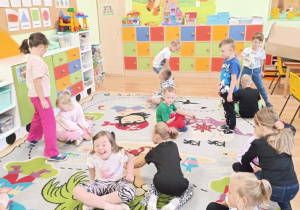 Zabawy matematyczne z kasztanami- utrwalamy pojęcia :nad, obok, z prawej i lewej strony.