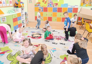 Zabawy matematyczne z kasztanami- utrwalamy pojęcia :nad, obok, z prawej i lewej strony.