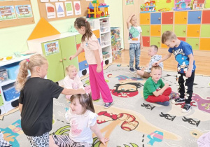 Zabawy matematyczne z kasztanami- utrwalamy pojęcia :nad, obok, z prawej i lewej strony.