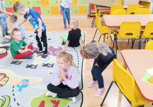 Zabawy matematyczne z kasztanami- utrwalamy pojęcia :nad, obok, z prawej i lewej strony.