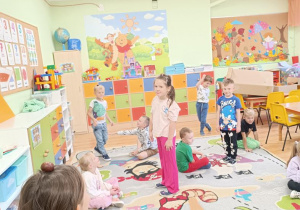Zabawy matematyczne z kasztanami- utrwalamy pojęcia :nad, obok, z prawej i lewej strony.