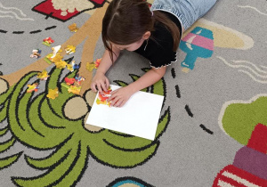 Dzieci układają jesienne puzzle.