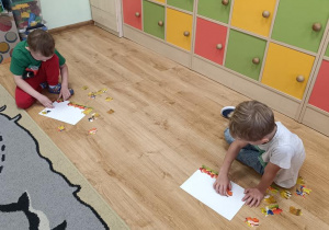 Dzieci układają jesienne puzzle.