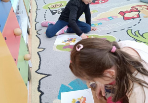 Dzieci układają jesienne puzzle.