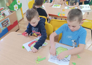 Dzieci wykonują jabłko techniką wydzieranki.