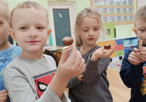 Ślimaki z kasztana i spinaczy.