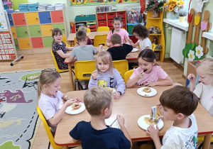 Wspólna konsumpcja pieczonych jabłek.
