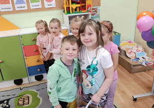 Natan składa życzenia i wręcza prezent Hani.