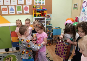 Olek składa życzenia i wręcza prezent Zosi.