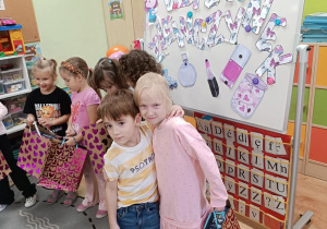 Stasio składa życzenia i wręcza prezent Zosi.