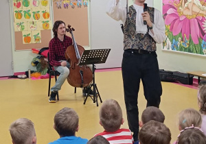 Audycja muzyczna. Dzieci poznały wiolonczelę.