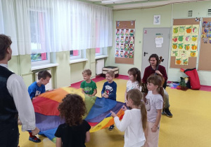 Zabawa z chustą animacyjną.