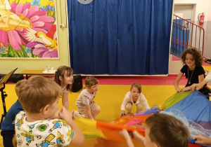 Zabawa z chustą animacyjną.