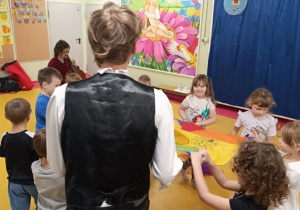 Zabawa z chustą animacyjną.