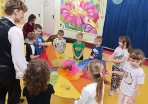 Zabawa z chustą animacyjną.