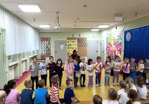 Zabawy z instrumentami perkusyjnymi.