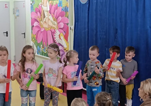Zabawy z instrumentami perkusyjnymi.