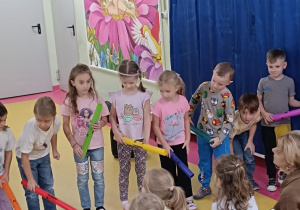 Zabawy z instrumentami perkusyjnymi.
