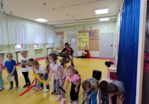 Zabawy z instrumentami perkusyjnymi.