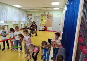 Zabawy z instrumentami perkusyjnymi.