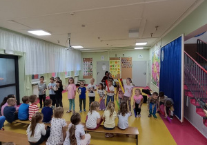 Zabawy z instrumentami perkusyjnymi.